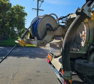Vibrating hose reel on a truck